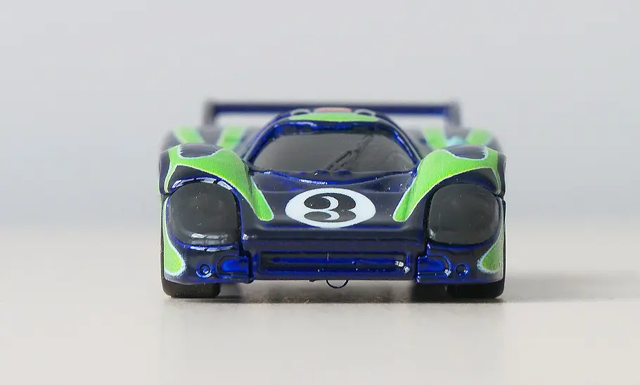 Porsche 917 LH von Hot Wheels; Modellauto; Spielzeugauto; Frontalsicht