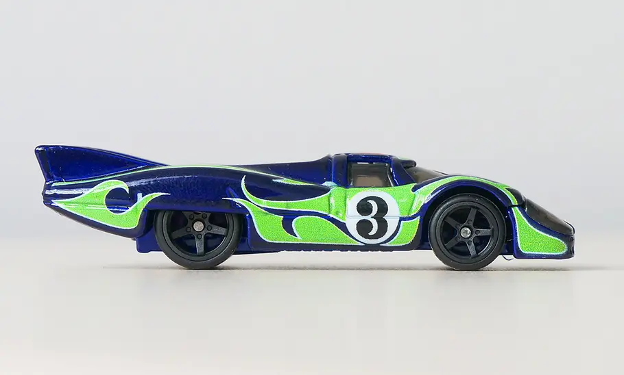 Porsche 917 LH von Hot Wheels; Modellauto; Spielzeugauto; Profilansicht