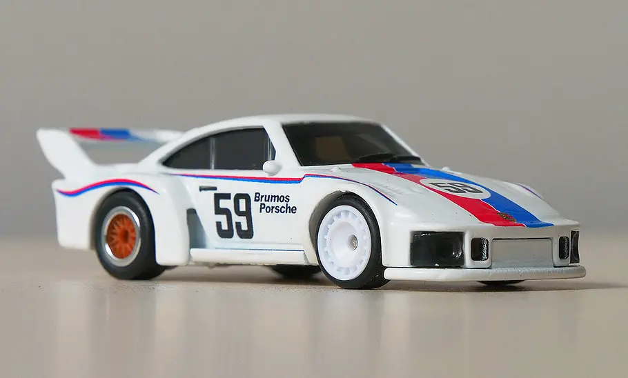 Porsche 935 von Hot Wheels; Modellauto; Spielzeugauto; Frontansicht