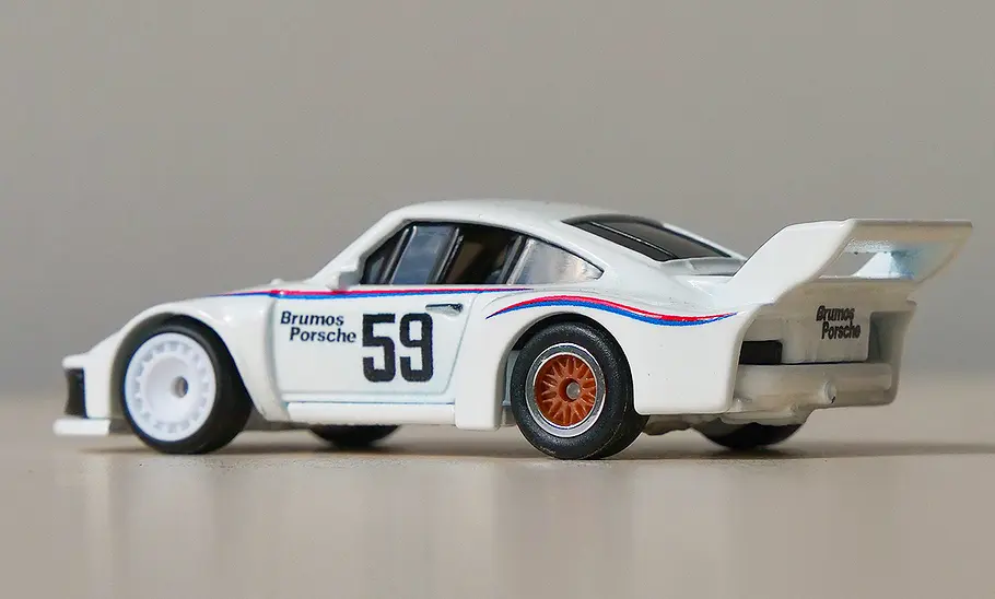 Porsche 935 von Hot Wheels; Modellauto; Spielzeugauto; Heckansicht