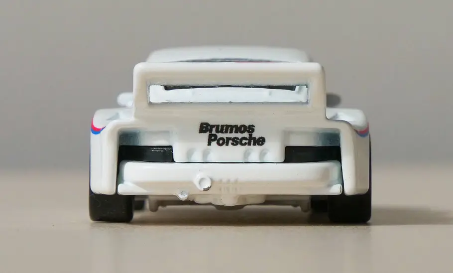 Porsche 935 von Hot Wheels; Modellauto; Spielzeugauto; Hecksicht