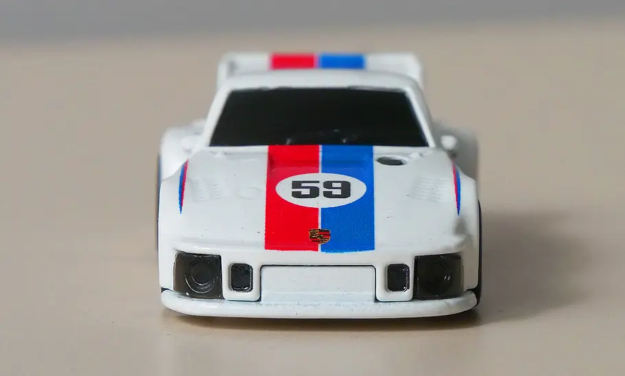 Porsche 935 von Hot Wheels; Modellauto; Spielzeugauto; Frontalsicht