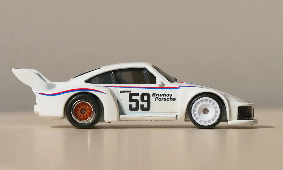 Porsche 935 von Hot Wheels; Modellauto; Spielzeugauto; Profilansicht