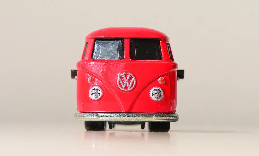 VW Transporter T1 Pickup von Hot Wheels; Modellauto; Spielzeugauto; Frontalsicht