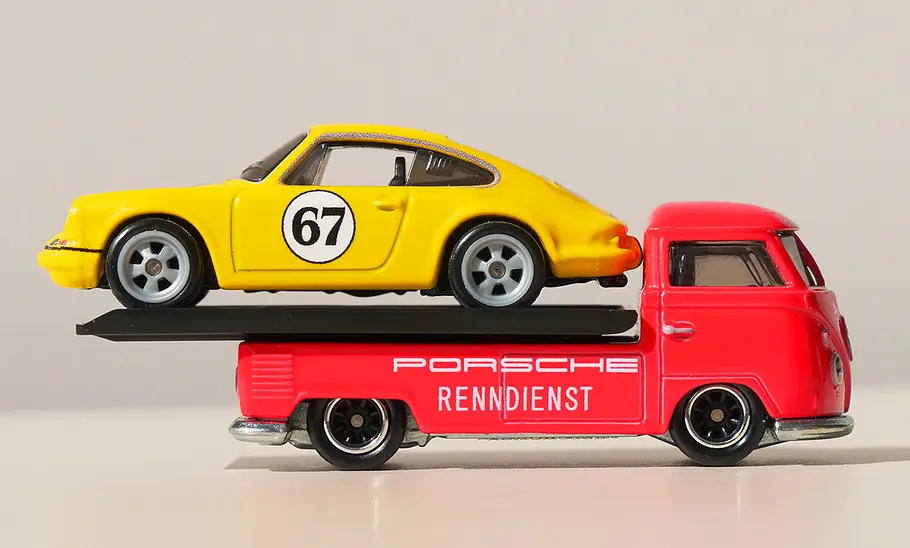 VW Transporter T1 Pickup von Hot Wheels; Modellauto; Spielzeugauto; Profilansicht; beladen