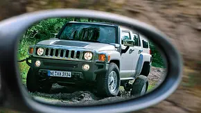 Der Hummer H3 im Rückspiegel - Foto: AUTO ZEITUNG Archiv