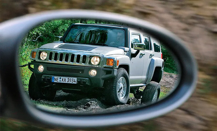 Hummer H3 Der Hummer H3 im Rückspiegel
