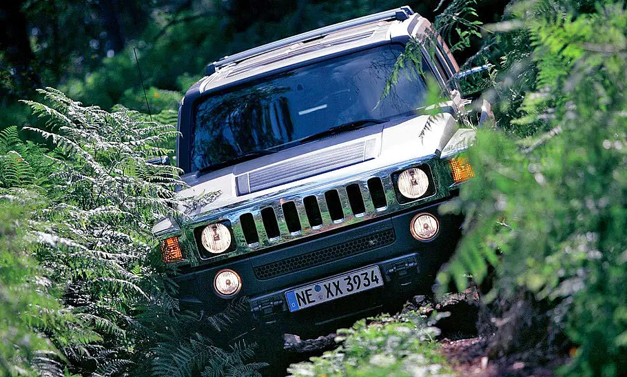 Hummer H3 Der Hummer H3 fahrend von vorne