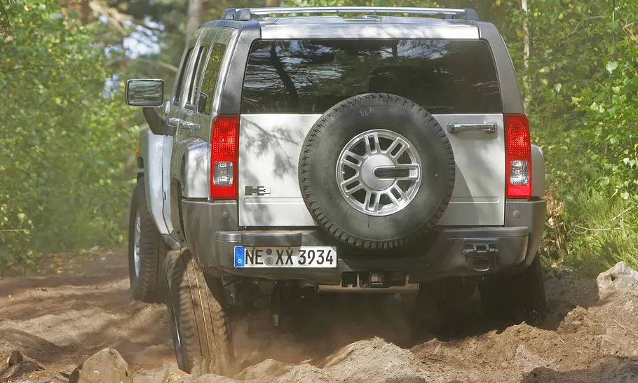 Hummer H3 Der Hummer H3 fahrend von hinten