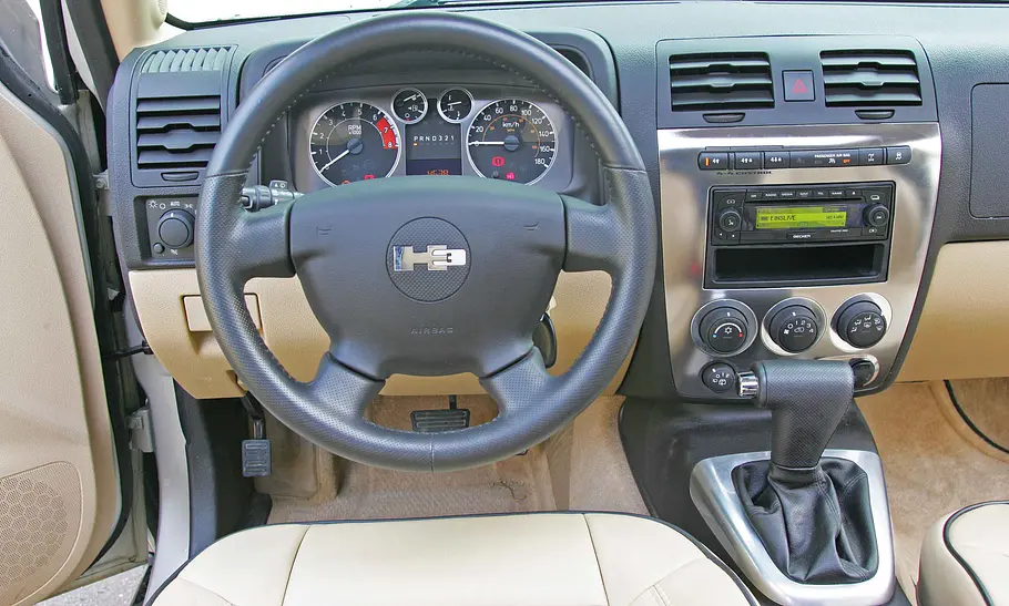 Hummer H3 Das Cockpit des Hummer H3