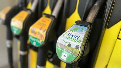 An der Tankstelle wird an der Zapfsäule sowie der Zapfpistole auf den Kraftstoff hingewiesen. - Foto: Imago