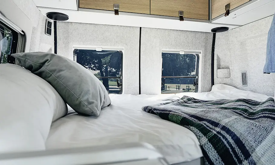 Die Innenansicht zeigt das Heckschlafzimmer des Hymer Ayers Rock (2024).