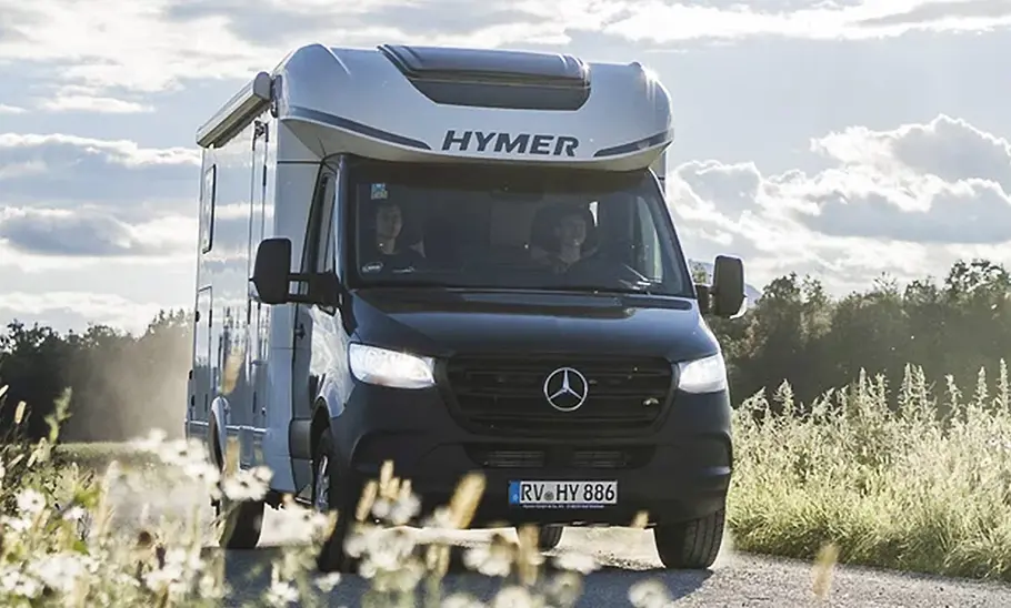 Die Außenaufnahme zeigt die Hymer B-Klasse Modern Comfort T 600 (2025) frontal seitlich.