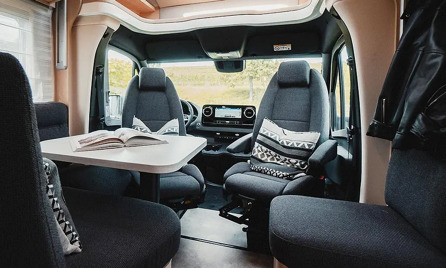 Die Innenaufname zeigt das Cockpit der Hymer B-Klasse Modern Comfort T 600 (2025) mit umgedrehten Frontsitzen.