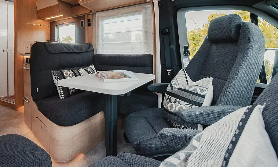 Die Innenaufname zeigt die L-Sitzgruppe der Hymer B-Klasse Modern Comfort T 600 (2025).