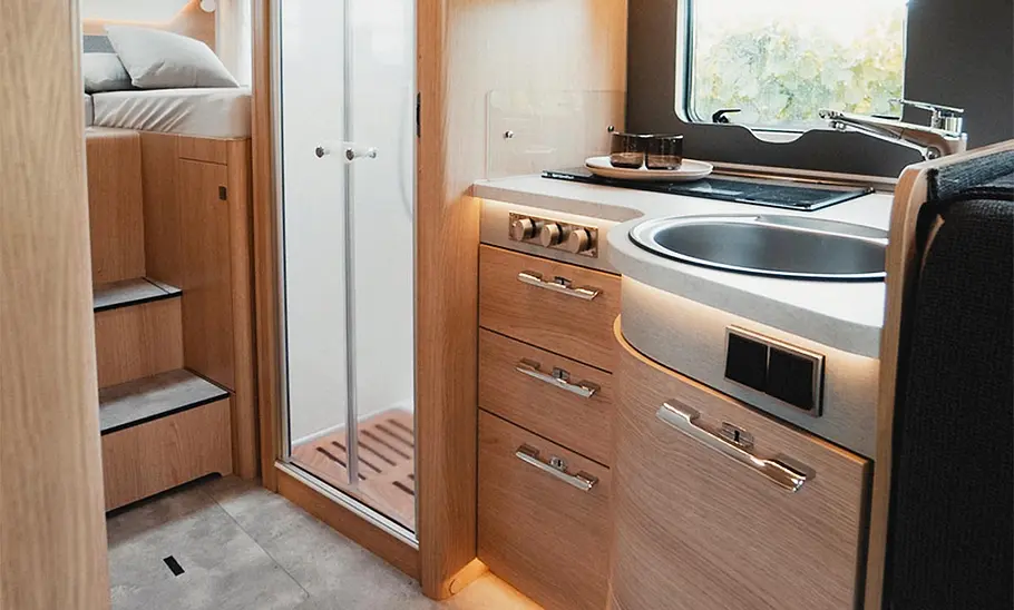 Die Innenaufname zeigt die Küchenzeile der Hymer B-Klasse Modern Comfort T 600 (2025).