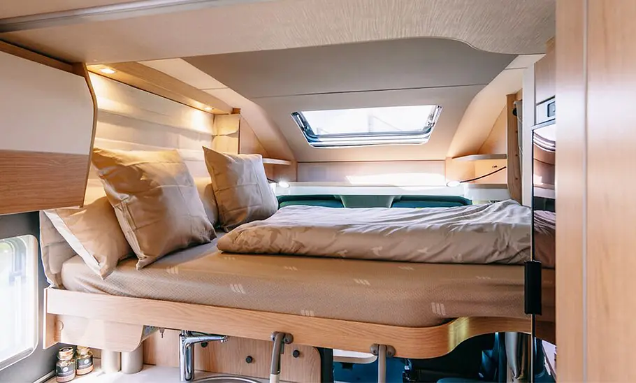 Das Bild zeigt das optionale Hubbtett in der Hymer B-Klasse T 600 (2025)