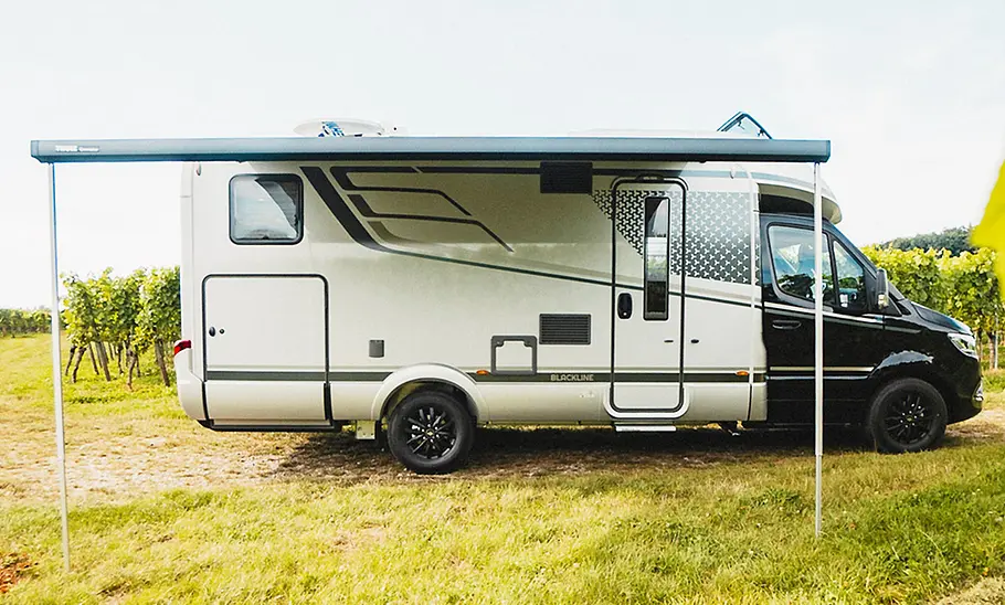 Die Außenaufnahme zeigt die Hymer B-Klasse Modern Comfort T 600 (2025) mit ausgezogener Seitenmarkise.