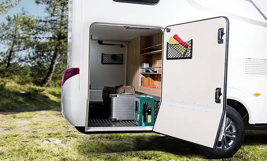 Die Außenaufnahme zeigt die geöffnete Heckgarage der Hymer B-Klasse Modern Comfort T 600 (2025).