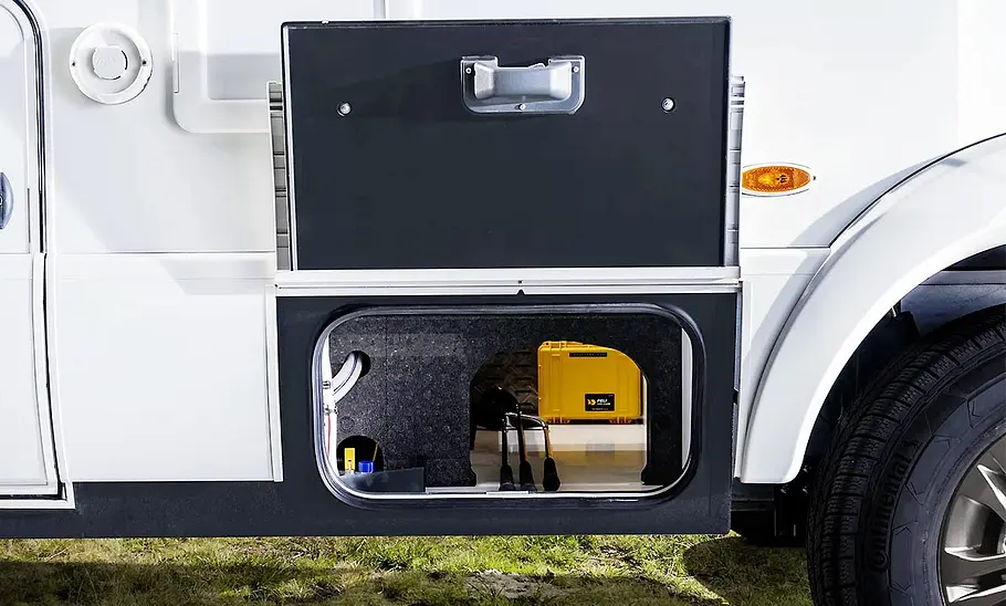 Die Außenaufnahme zeigt den Doppelboden der Hymer B-Klasse Modern Comfort T 600 (2025) bei geöffneter Serviceklappe.