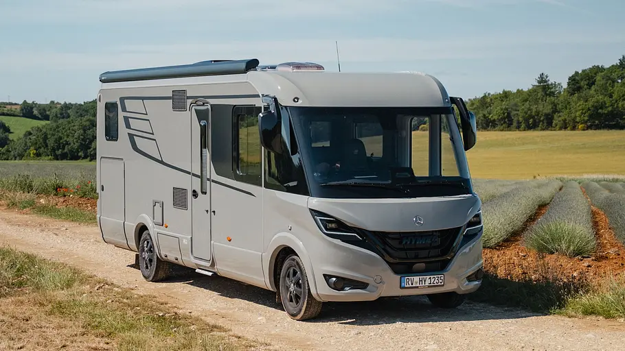 Die Außenaufnahme zeigt den Hymer B-ML I 780 von schräg seitlich, der auf einem Feldweg steht.