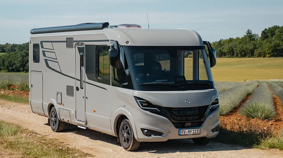 Hymer B-ML I 780 Die Außenaufnahme zeigt den Hymer B-ML I 780 von schräg seitlich, der auf einem Feldweg steht.