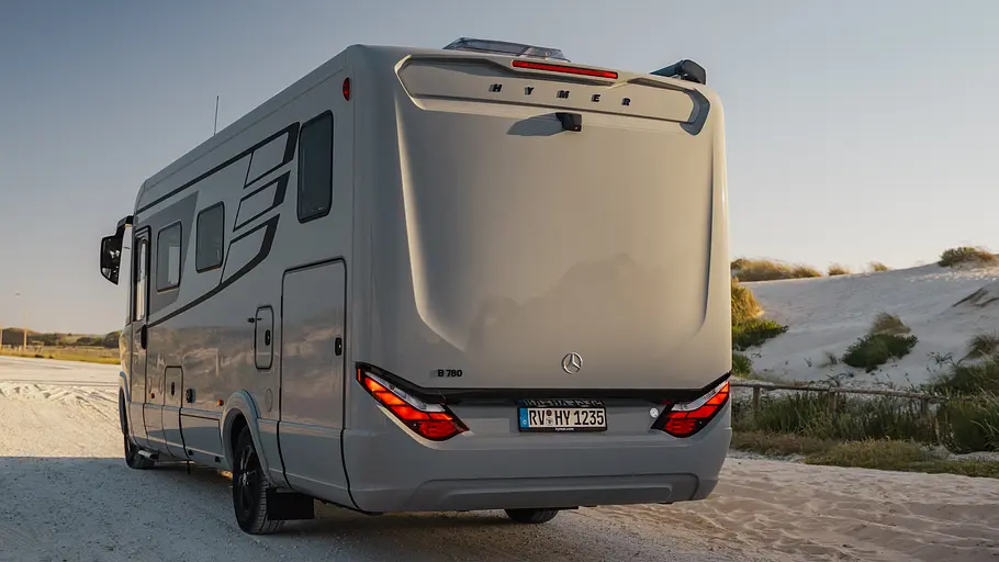 Hymer B-ML I 780 Die Außenaufnahme zeigt den Hymer B-ML I 780 von schräg hinten, der auf einer Strandzufahrt steht.