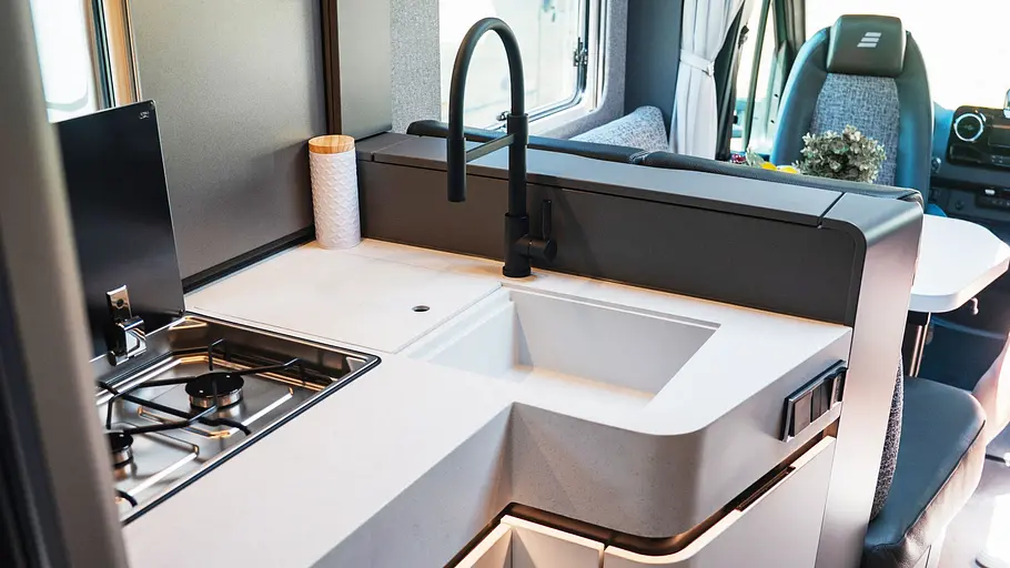 Hymer B-ML I 780 Die Innenaufnahme zeigt die Küche des Hymer B-ML I 780.