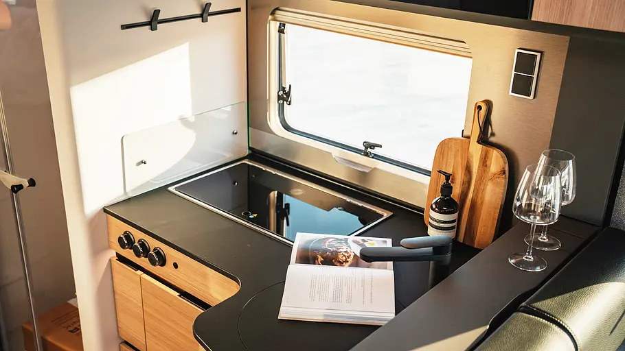 Hymer B-ML I 780 Die Innenaufnahme zeigt das Kochfeld in der Küche des Hymer B-ML I 780.