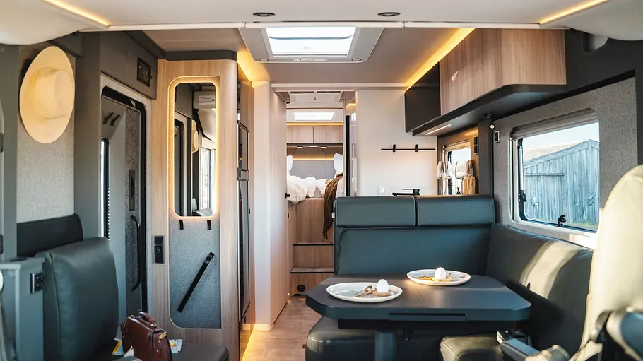 Hymer B‑ML I 780 Das Innenraumfoto zeigt den Wohnraum im Hymer B‑ML I 780 im Überblick.