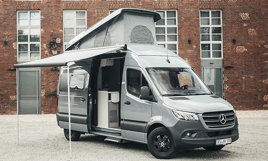 Der Hymer Free S 600 Campus (2024) in der Seitenansicht mit ausgefahrenem Aufstelldach.