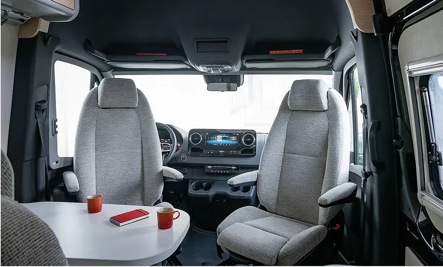 Das Cockpit des Hymer Free S 600 Campus (2024) mit umgedrehten Frontsitzen.