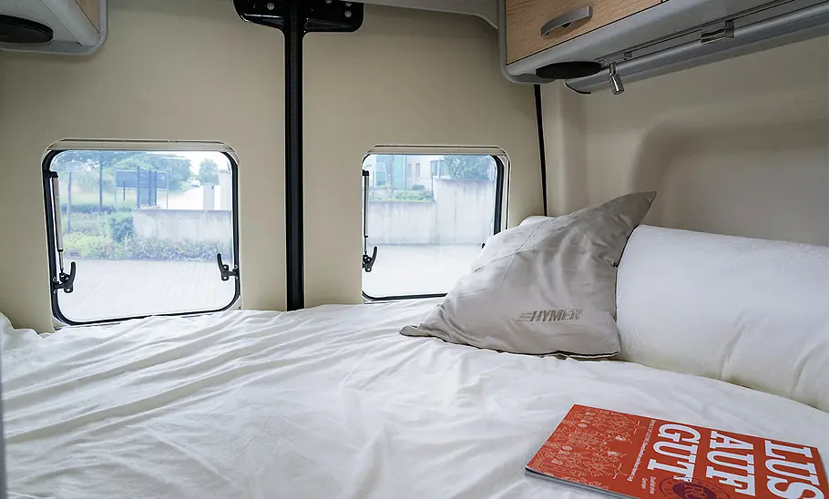 Die Innenaufnahme zeigt das Heckschlafzimmer des Hymer Free S 600 Campus (2024).