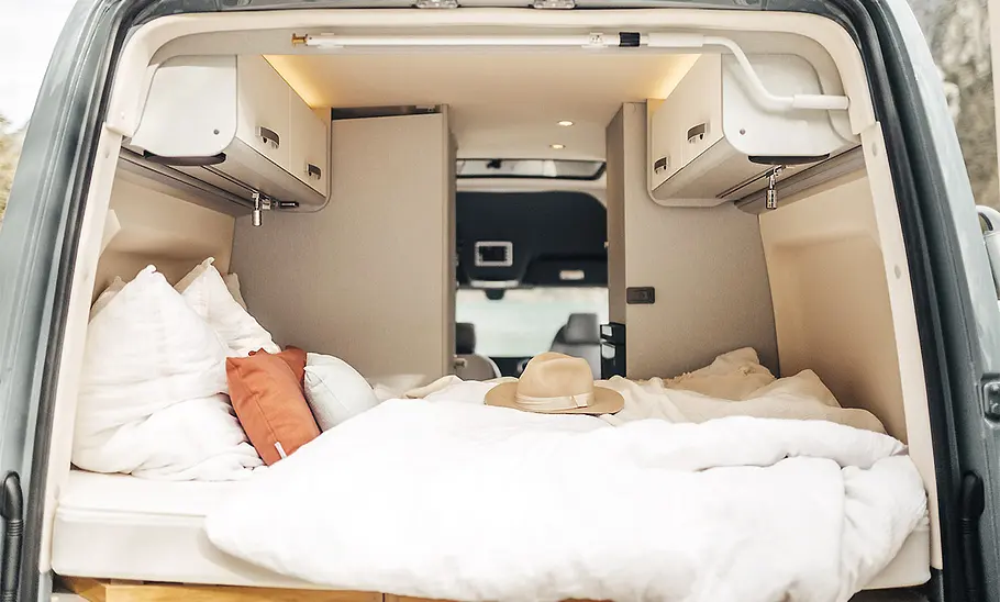 Blick von außen ins Heckschlafzimmer des Hymer Free S 600 Campus (2024) bei geöffneten Hecktüren.