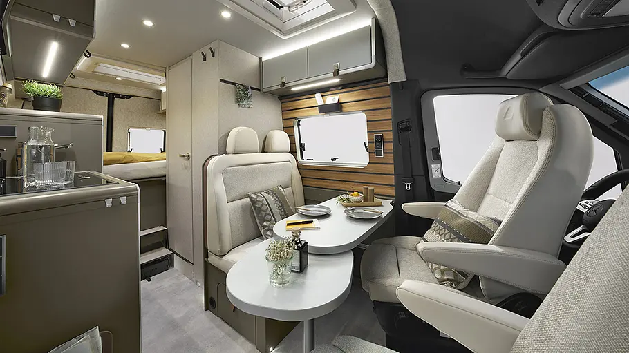 Durchsicht durch den Wohnraum des Hymer Grand Canyon S.