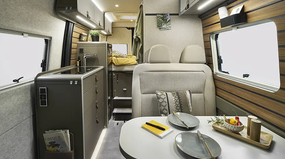 Der Innenraum des Hymer Grand Canyon S mit Blickrichtung Küche und Heckbett.