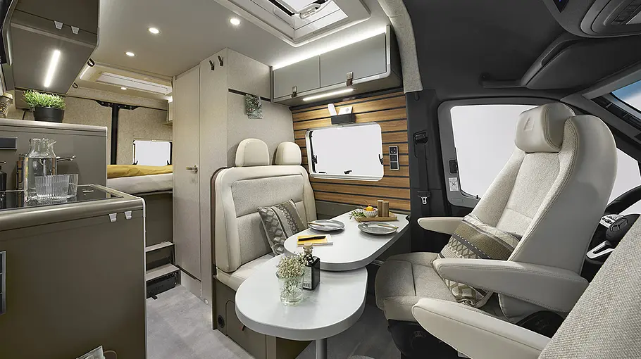 Der Innenraum des Hymer Grand Canyon S mit Blick auf die Sitzgruppe.