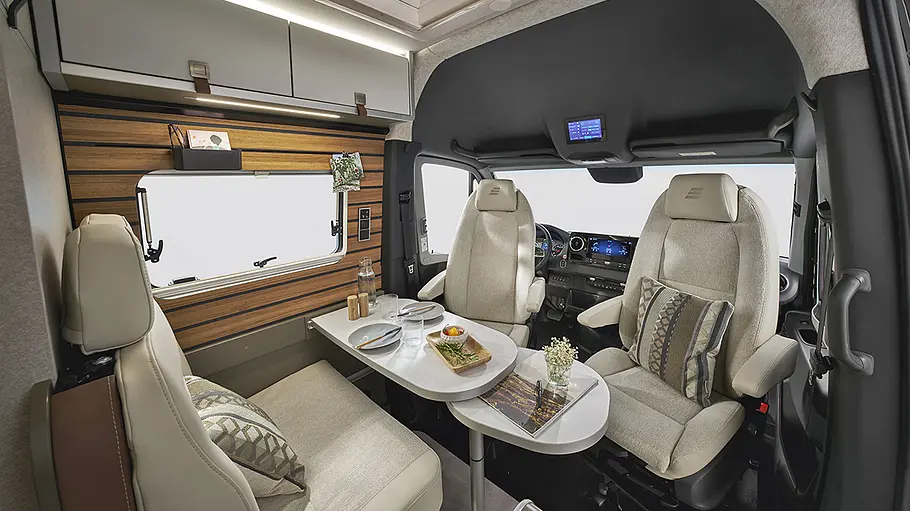 Der Innenraum des Hymer Grand Canyon S mit Blickrichtung Fahrerhaus.