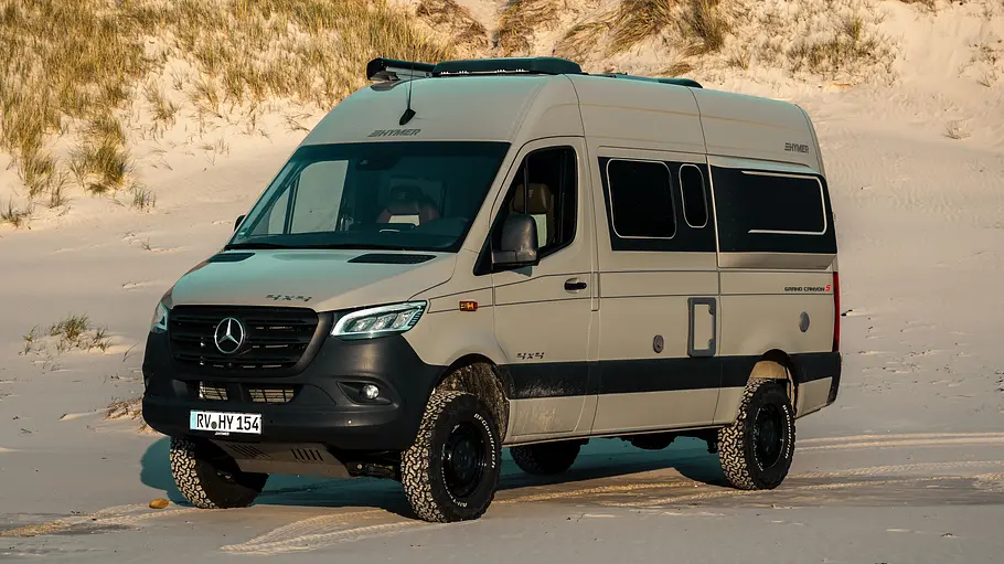 Der Hymer Grand Canyon S statisch von schräg vorne links am Strand.