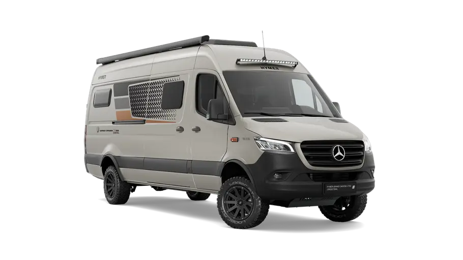 Hymer Grand Canyon S 700 CrossTrail Der Hymer Grand Canyon S 700 CrossTrail statisch von schräg vorne links vor weißem Hintergrund.