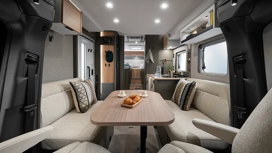 Durchsicht durch den Wohnraum des Hymer GT-S 685 aus dem Cockpit.