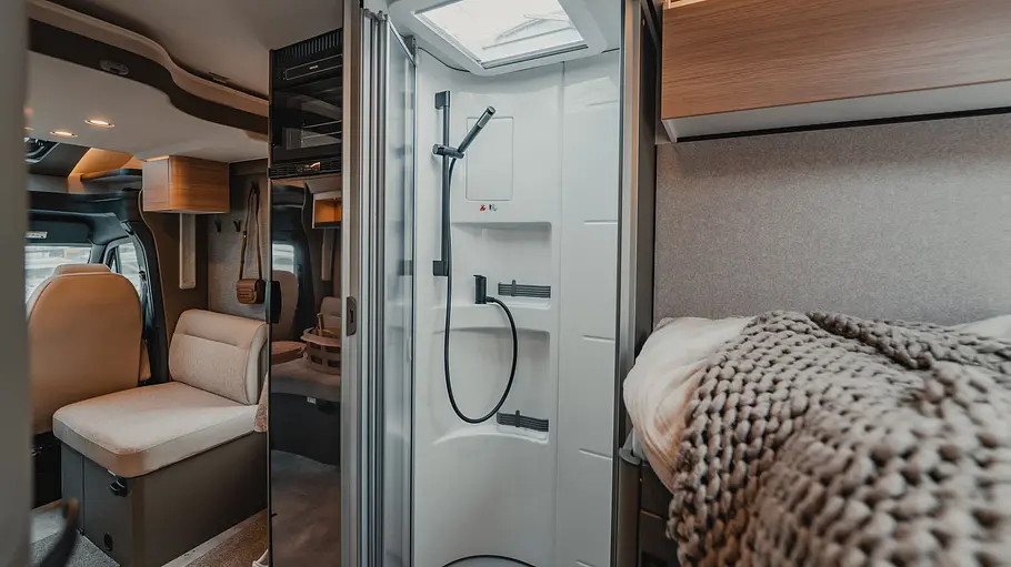 Die Duschkabine als erster Teil des Raumbads auf der rechten Fahrzeugseite des Hymer GT-S 685.