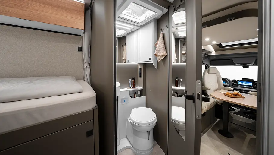 Der Waschraum mit Toilette als zweiter Teil des Raumbads auf der linken Fahrzeugseite des Hymer GT-S 685.