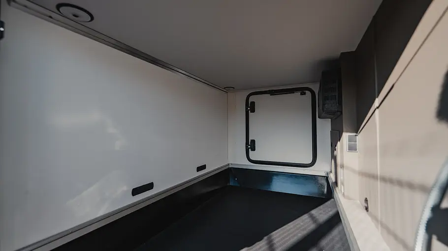 Blick in die Heckgarage des Hymer GT-S 685 durch die linke Garagentüre.