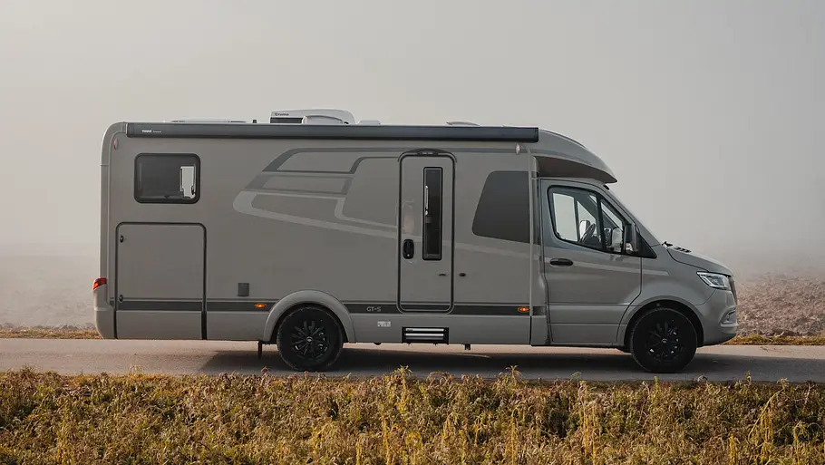 Der Hymer GT-S 685 im Profil auf einem Feldweg im Nebel stehend.