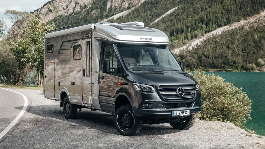 Der Hymer ML-T statisch von schräg vorne rechts an einem Seeufer.