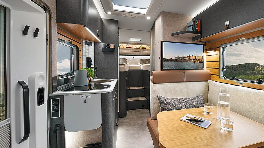 Durchsicht durch den Wohnraum des Hymer ML-T.