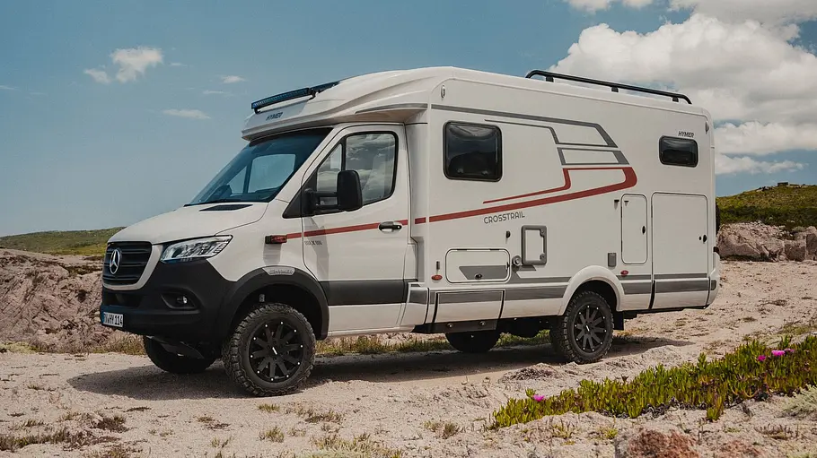Der Hymer ML-T CrossTrail statisch von schräg vorne links in seichtem Gelände.