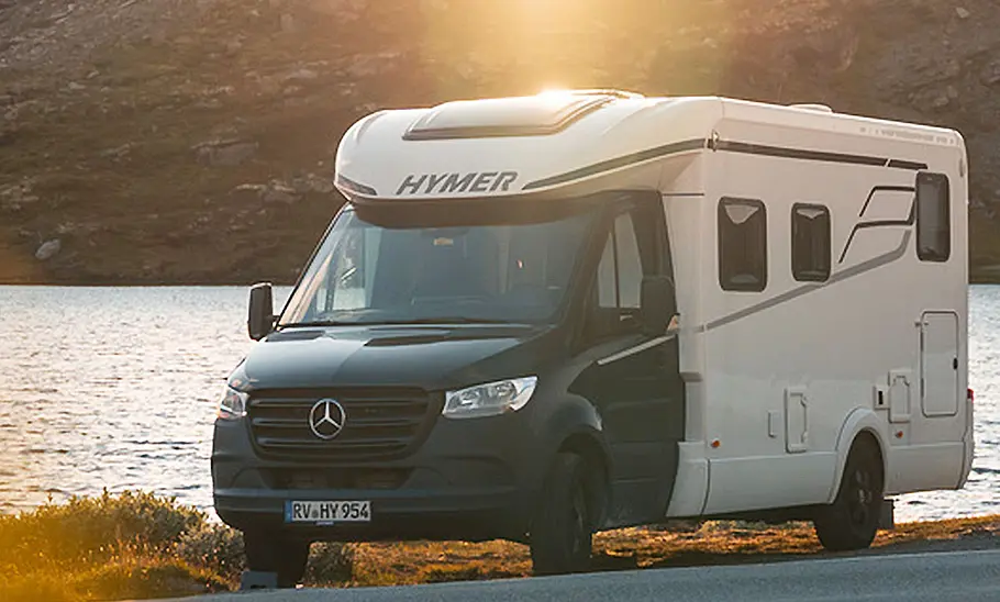 Die Außenaufnahme zeigt den Hymer Tramp S 585 (2025) von schräg vorne in der Abendsonne.