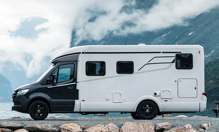 Die Außenaufnahme zeigt den Hymer Tramp S 585 (2025) von der Seite.
